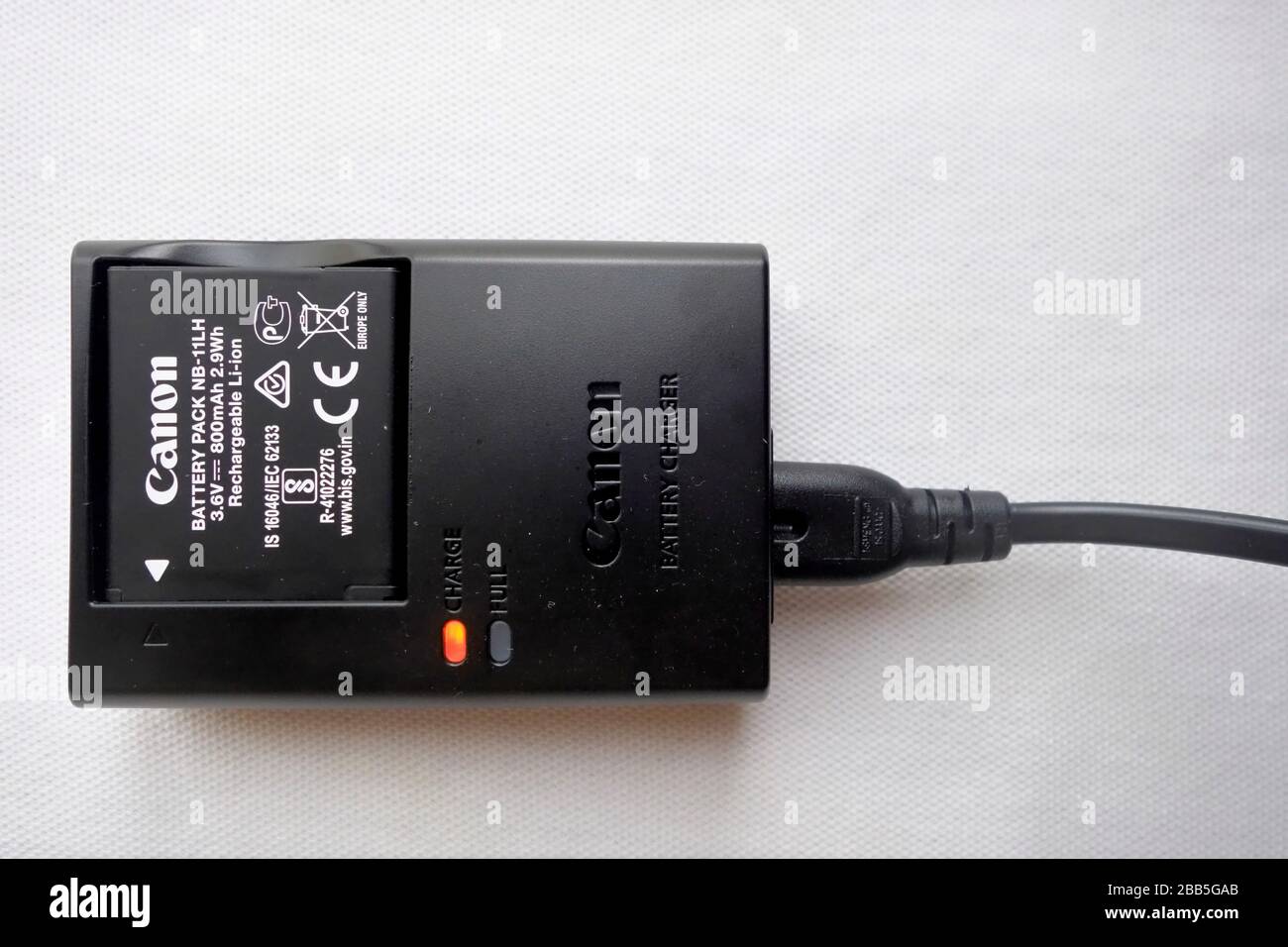 Canon Kamera-Batterieladegerät CB-2LFE mit Akku NB-11LH und Kabel Stockfoto