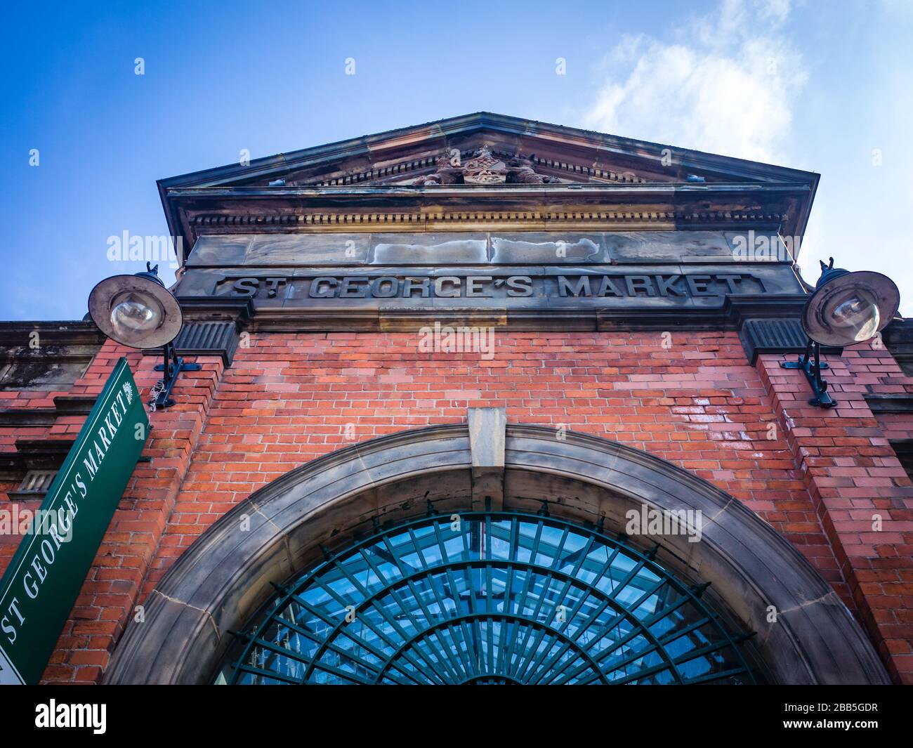 BELFAST, NORDIRLAND - St George's Market - ein Wochenendmarkt aus viktorianischer Zeit und Veranstaltungsfläche in der Stadt Belfast. Stockfoto