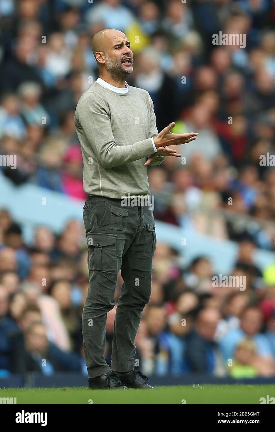 Manchester City-Trainer Pep Guardiola Gesten an der Seitenlinie Stockfoto Manchester City-Trainer Pep Guardiola Gesten an der Seitenlinie Stockfoto