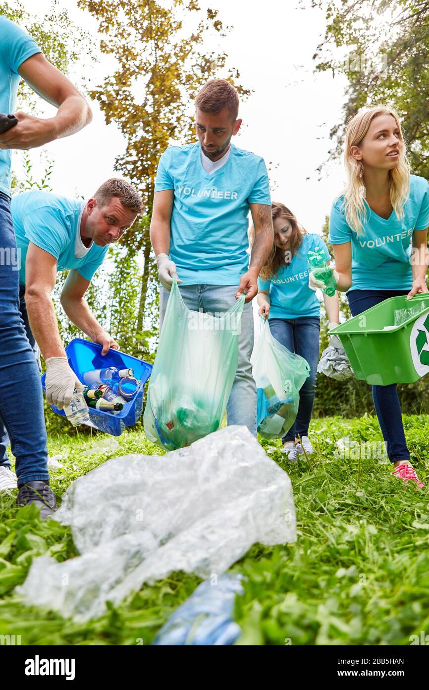 Freiwillige sammeln Müll an der FÖJ als Umweltschutzkampagne Stockfoto