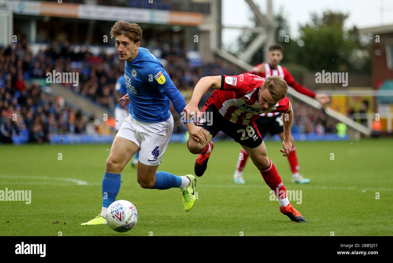 Der Kampf von Jake Hesketh und Alex Woodyard von Peterborough United um den Ball von Lincoln City Stockfoto