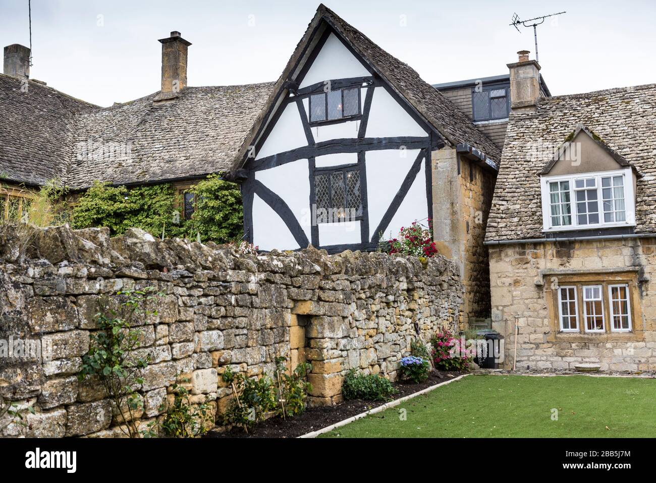 Historisches Fachwerkhaus und Cotswold Steingebäude, England, Großbritannien Stockfoto