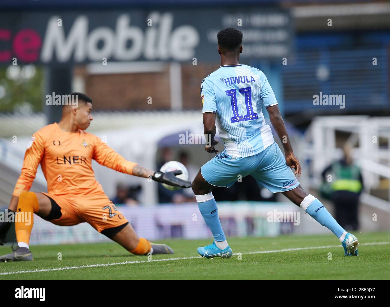 Der Jordy Hiwula von Coventry City vermisst diese Chance gegen Doncaster Rovers Stockfoto