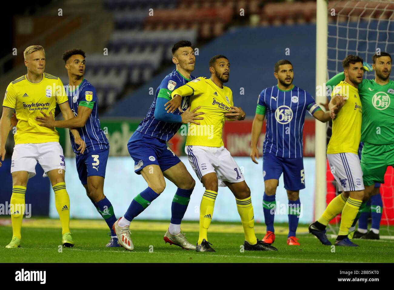 Charlie Mulgrew von Wigan Athletic hält an Jake Clarke-Salter von Birmingham City fest Stockfoto