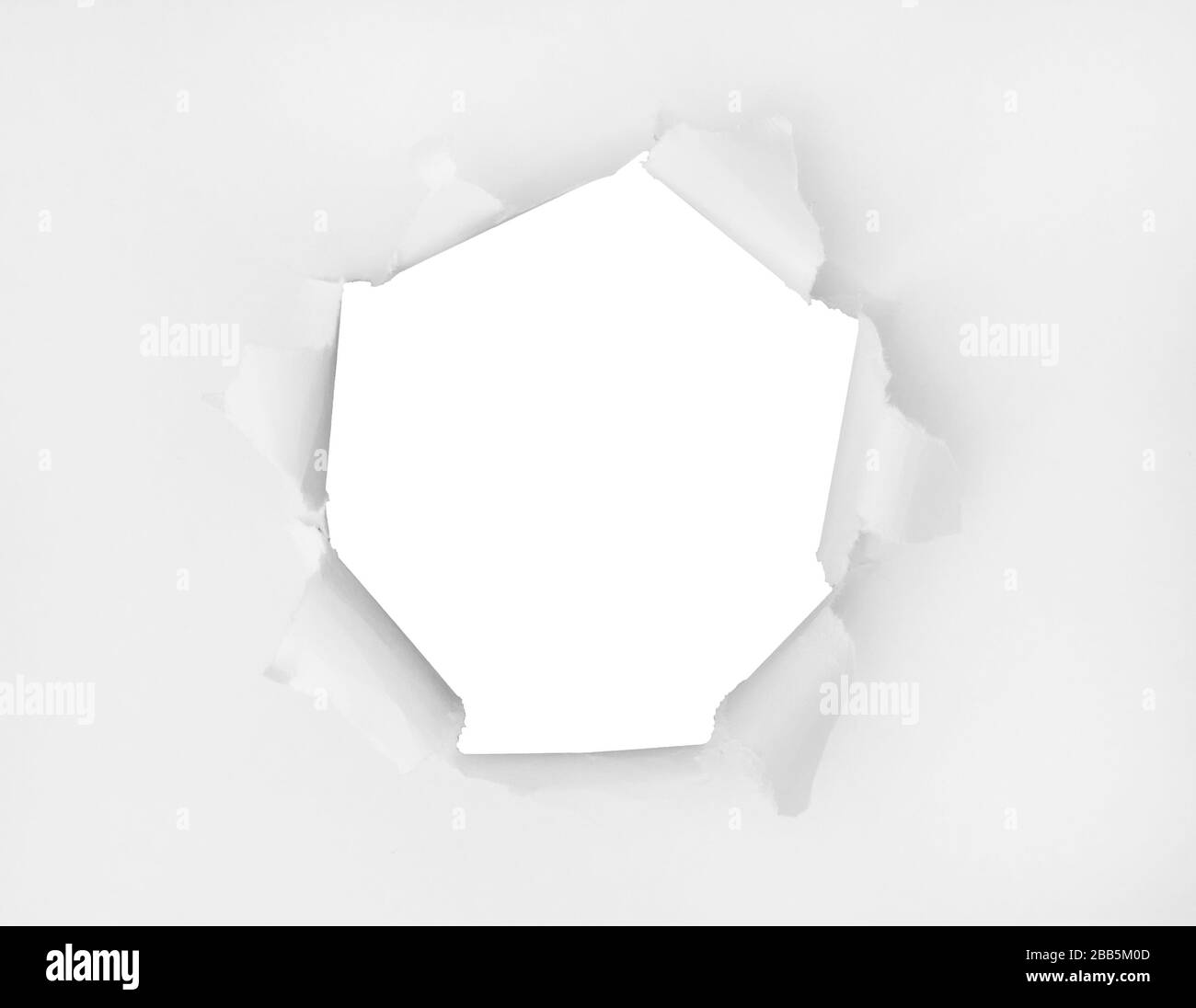 Ein zerrissenes Stück Papier. Der zerrissene Ort ist für Ihr Design völlig isoliert Stockfoto