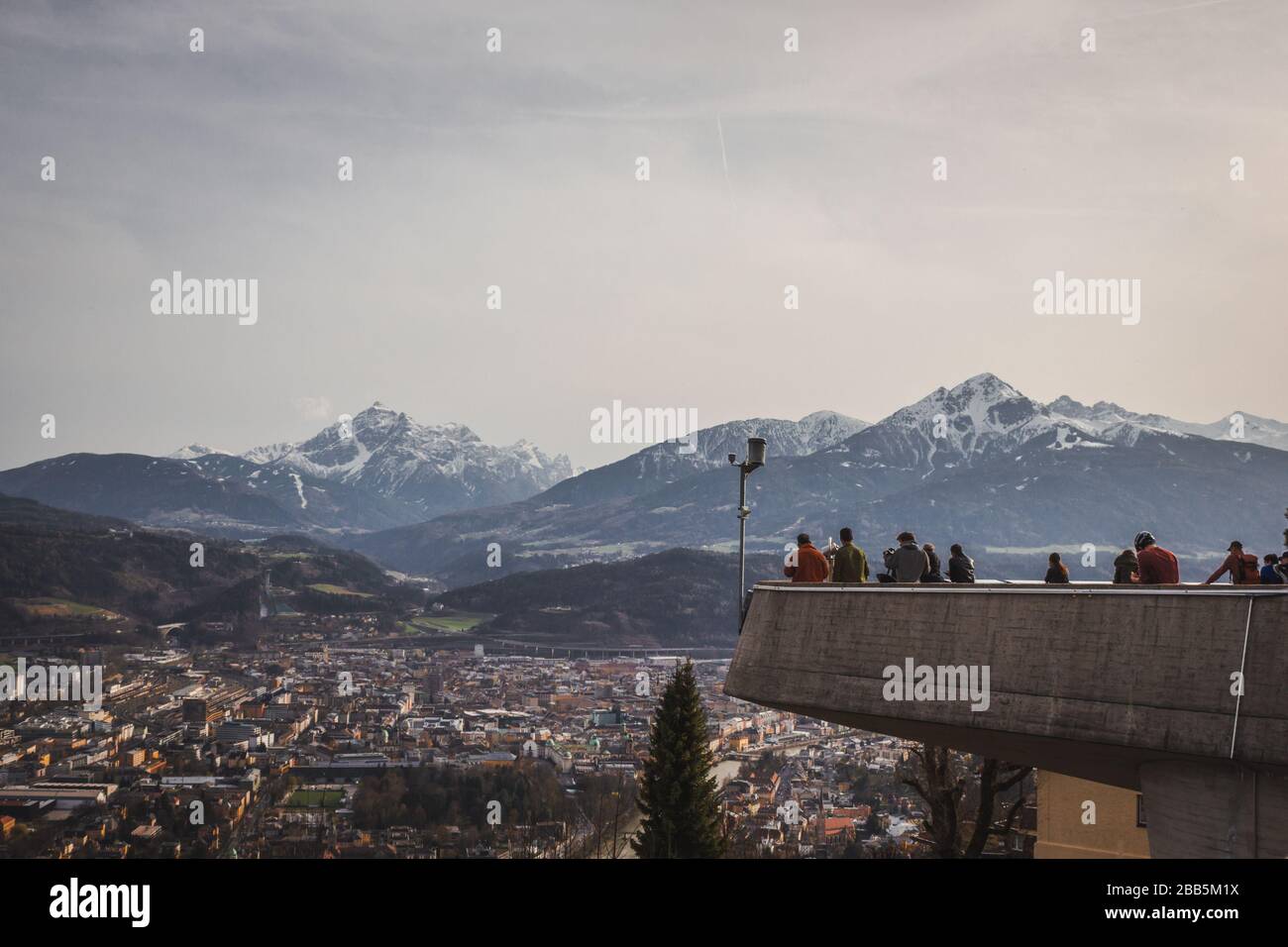 Blick auf die Hungerburgstation Hungerburg, Österreich. Die Hungerburgbahn ist eine hybride Standseilbahn, die Hungerburg mit dem Stadtkern verbindet Stockfoto