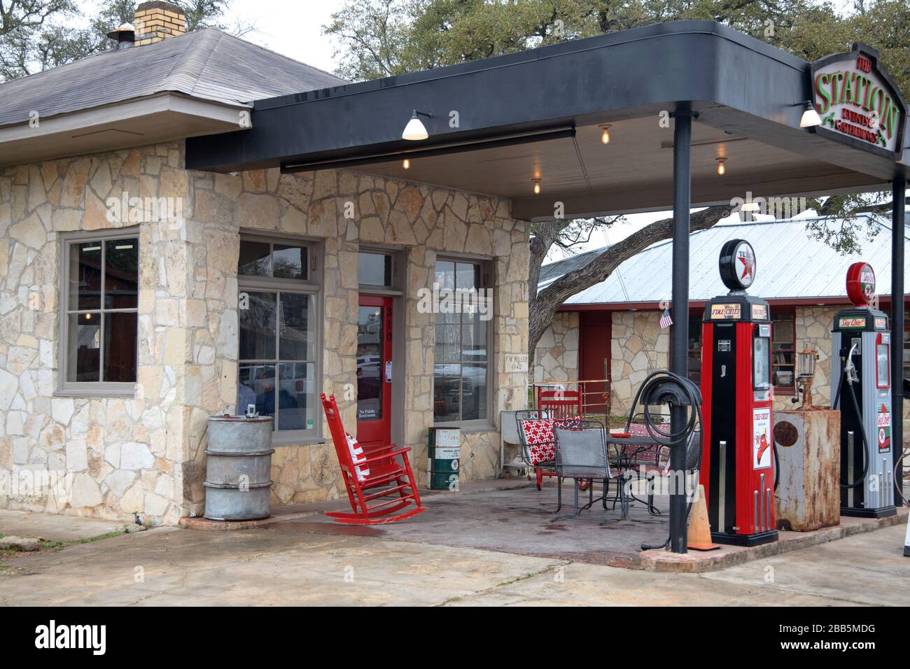 Eine alte Tankstelle, die in der Kleinstadt Tropfenquellen im Hügelland von texas zu einer Gemeindehalle umgebaut wurde Stockfoto