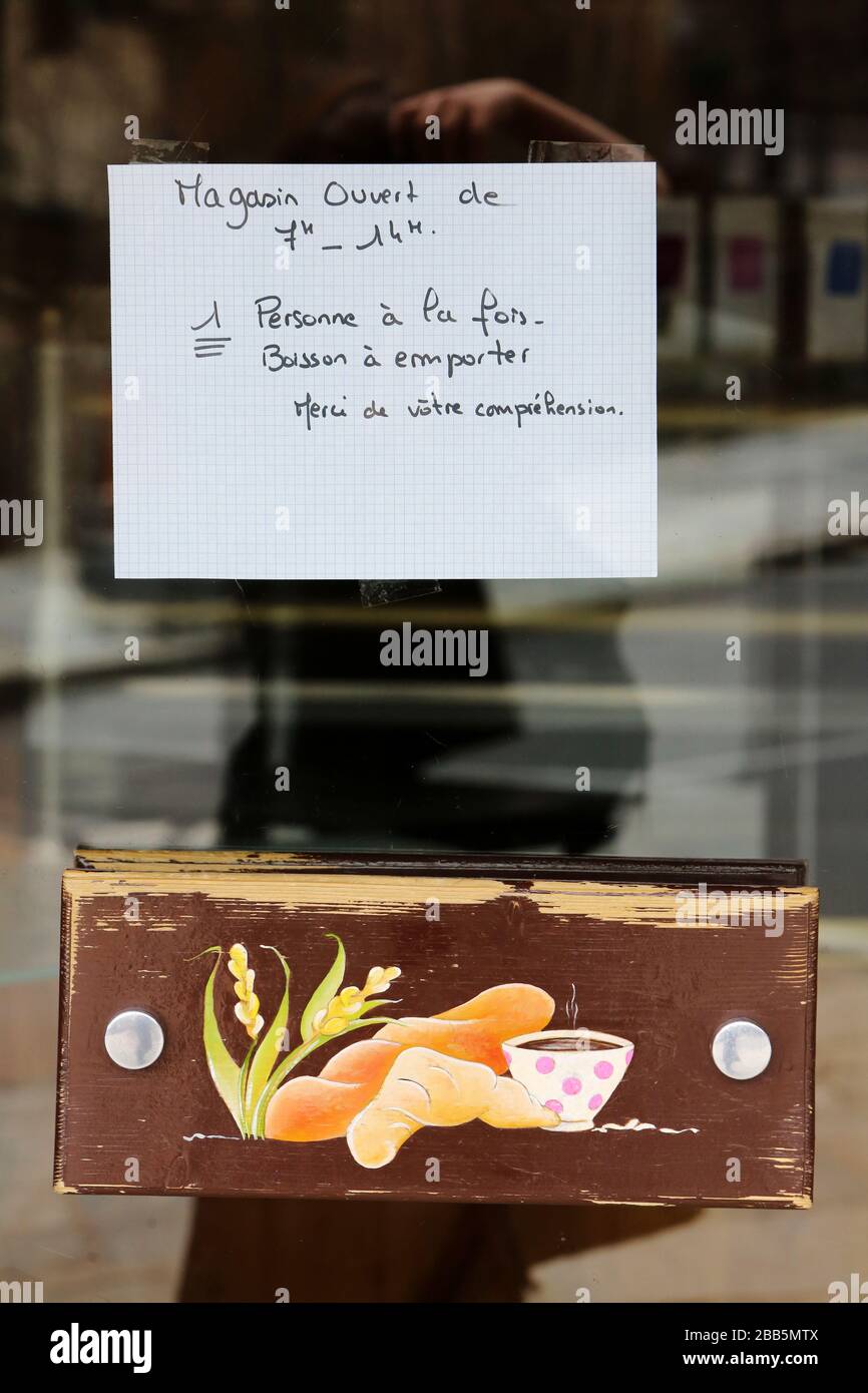 Affiche : une personne à la fois. Boulangerie. Coronavirus. Covid-19. Saint-Gervais-les-Bains. Savoie. Frankreich. Stockfoto