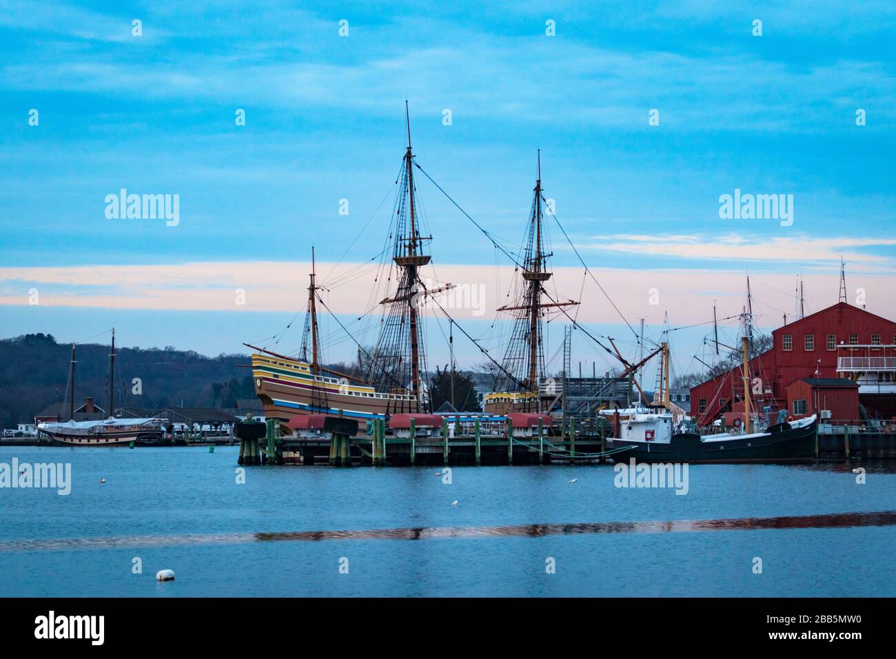 Blick auf den Sonnenuntergang von Mayflower II (eine vollständige Fortpflanzung) im Mystic Seaport Stockfoto