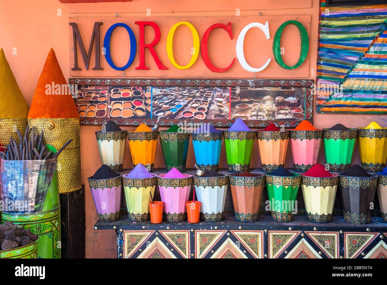 Marokkanischer Markt (Souk) in der Altstadt von Marrakesch, Marokko Stockfoto