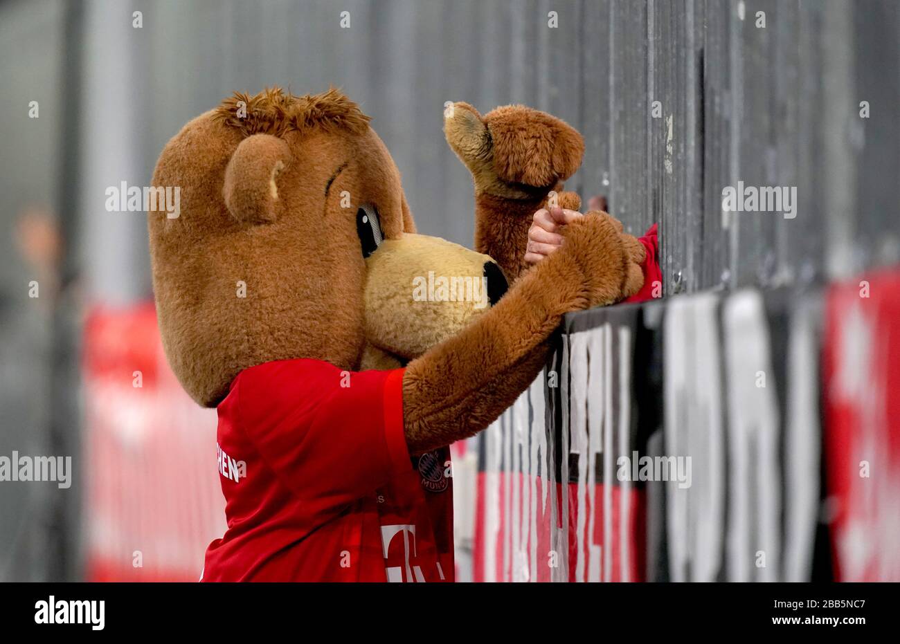 Bayern Münchens Maskottchen Berni der Bär vor Anpfiff Stockfoto