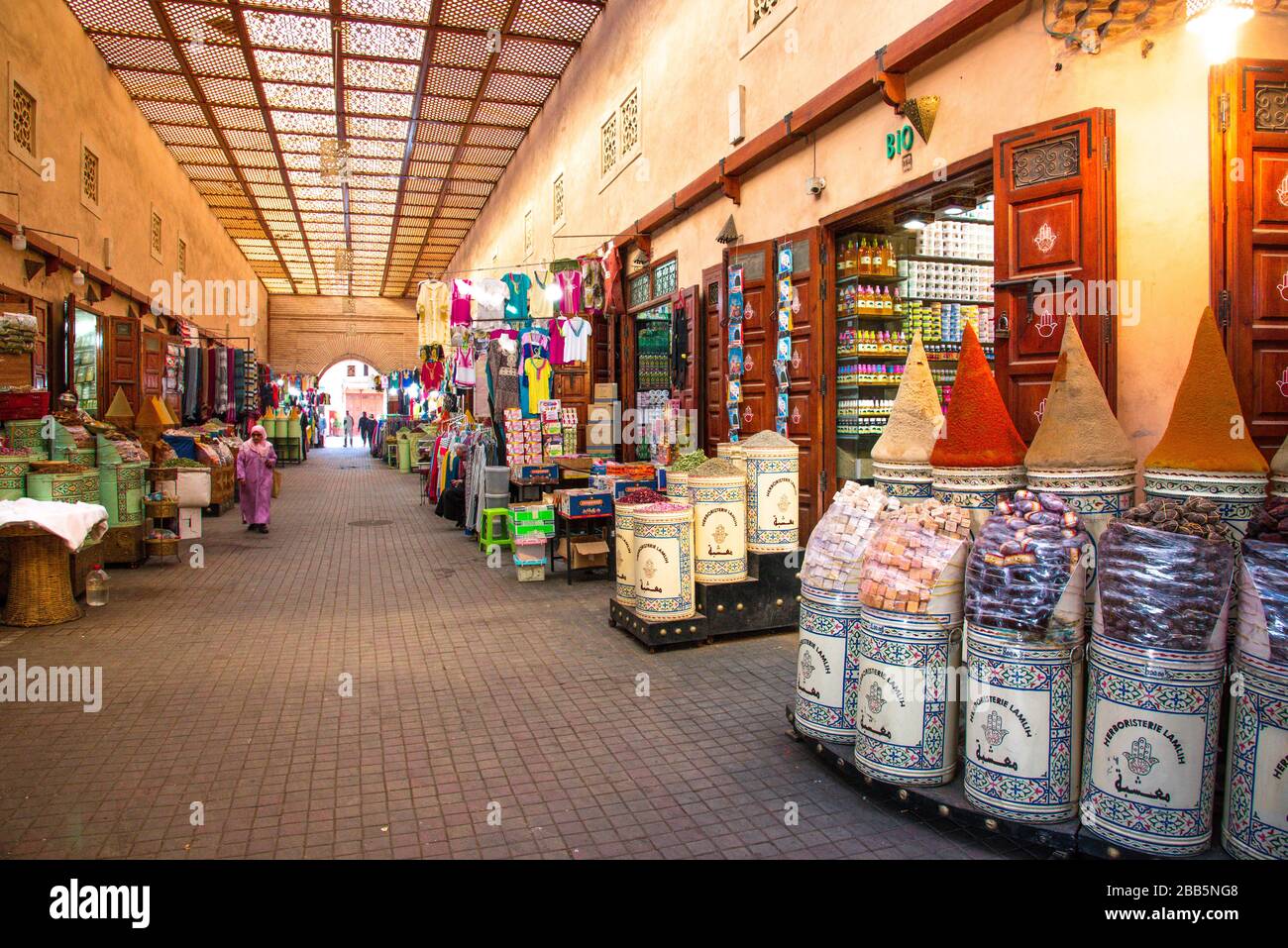 Marokkanischer Markt (Souk) in der Altstadt von Marrakesch, Marokko Stockfoto