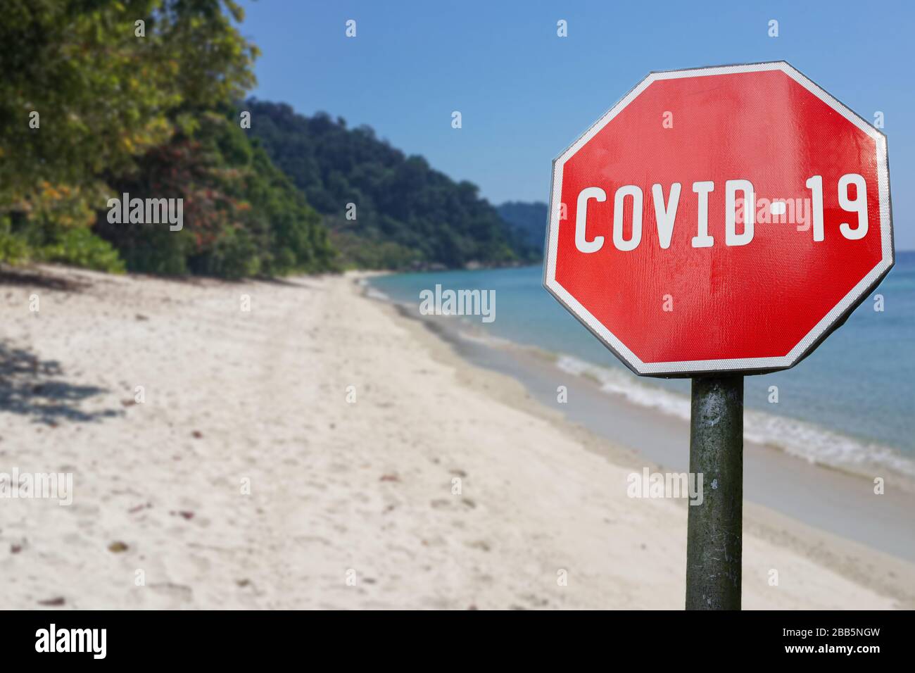 Roter Corona-Virus, Covid 19-Schild auf Strandhintergrund. Geschlossene Einrichtungen wegen Corona-Virus. COVID-19-Pandemie-Quarantäne. Stockfoto