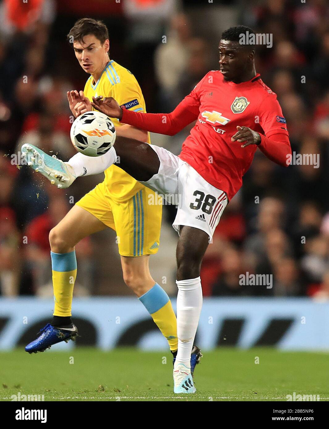 Astana's Dorin Rotariu (links) und Axel Tuanzebe von Manchester United kämpfen um den Ball Stockfoto