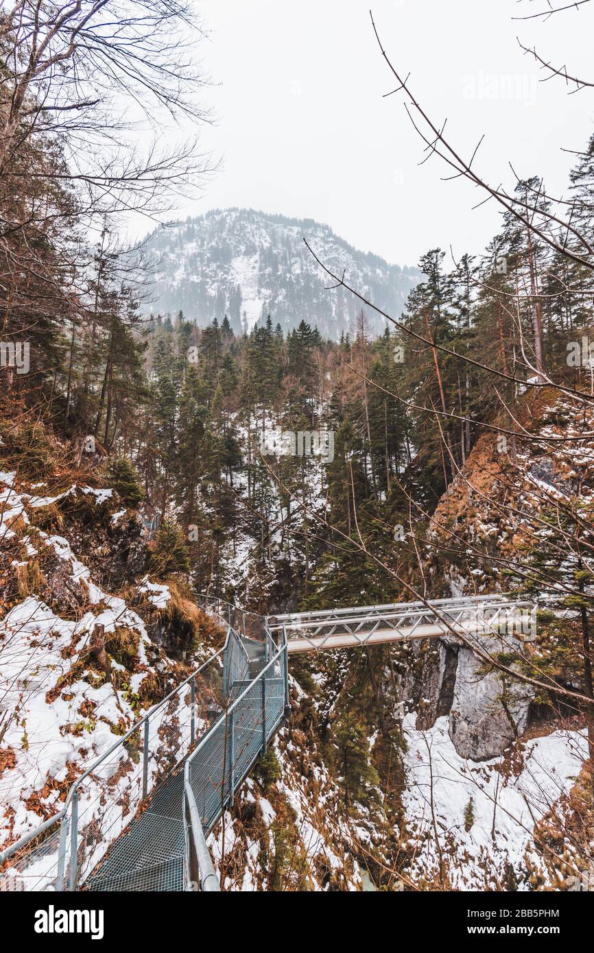 Panoramasicht auf die idyllische Berglandschaft in den Alpen mit einer Brücke zwischen den Bergen im bayerischen Mittenwald Stockfoto