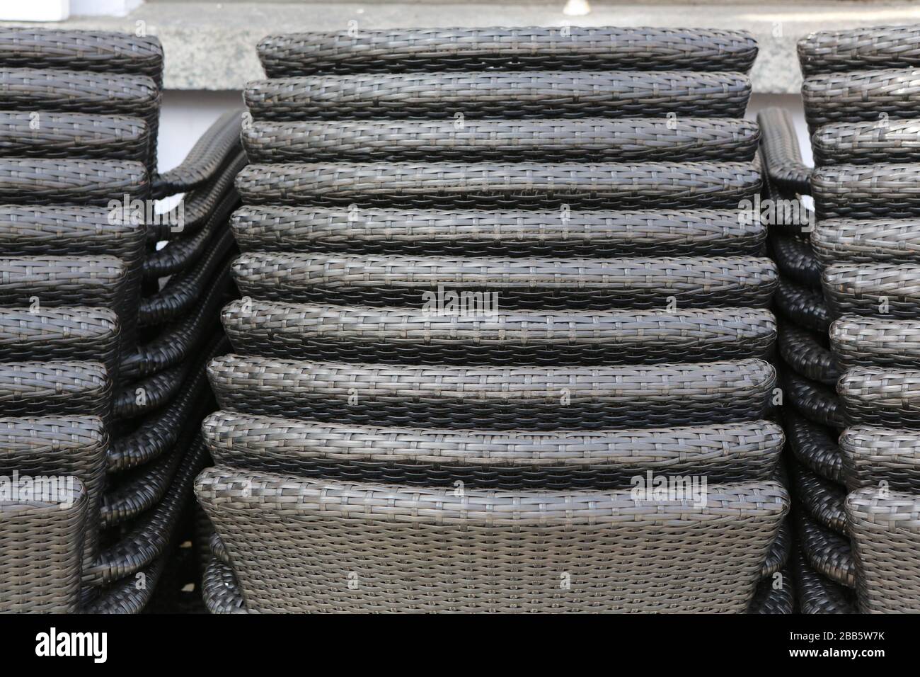 Chaises en plastiques noires entassées sur la Terrasse d'un Restaurant. Fermeture administrativ. Covid.Saint-Gervais-les-Bains. Haute-Savoie. Frankreich. Stockfoto