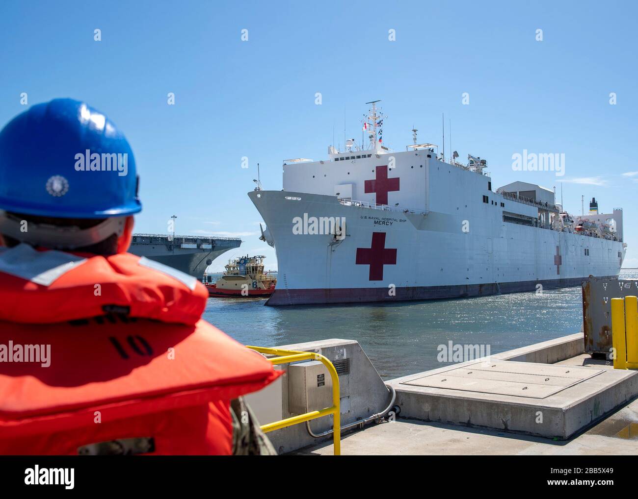 Das US Navy Military Sealift Command Hospitalschiff USNS Mercy verlässt den Marinestützpunkt San Diego nach Los Angeles, während es zur Unterstützung der COVID-19, Coronavirus Antwort 23. März 2020 in San Diego, Kalifornien, eingesetzt wird. Stockfoto