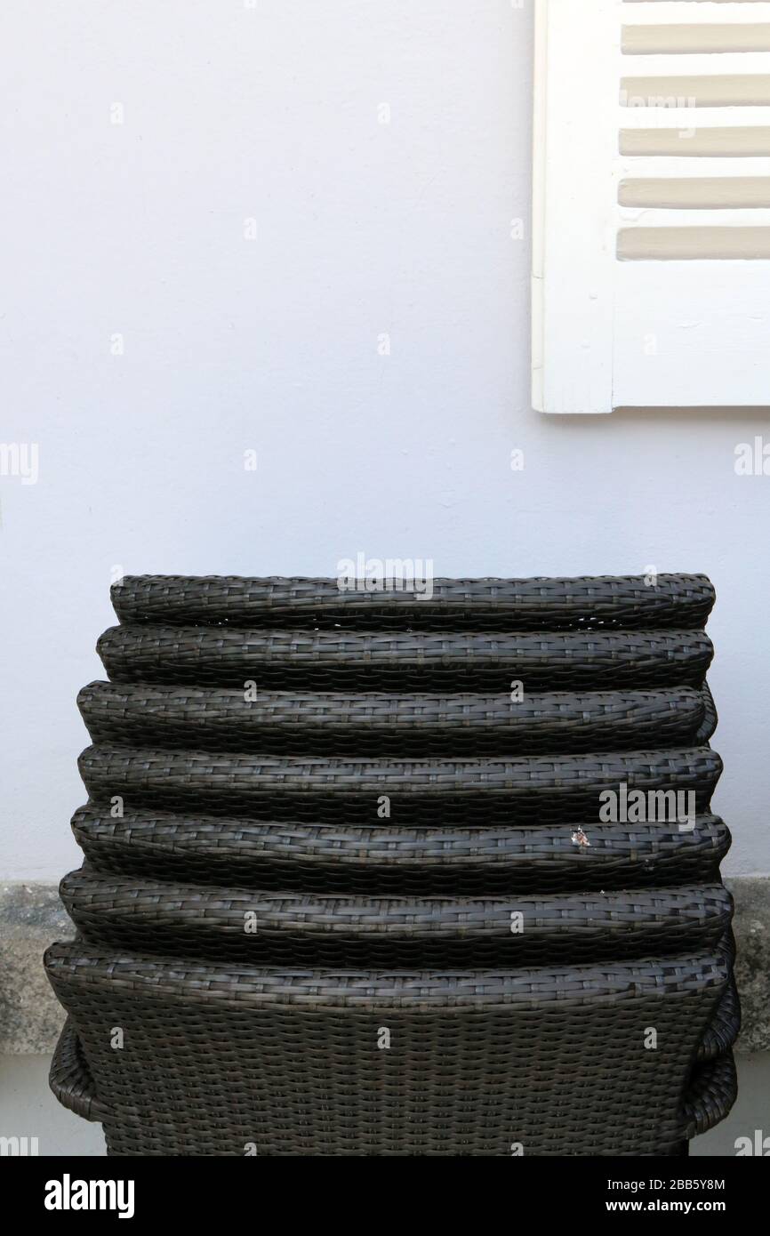 Chaises en plastiques noires entassées sur la Terrasse d'un Restaurant. Fermeture administrativ. Covid.Saint-Gervais-les-Bains. Haute-Savoie. Frankreich. Stockfoto