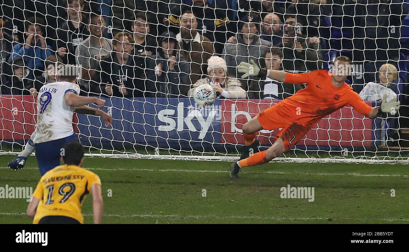 Paul Mullin von Tranmere Rovers punktet am Strafpunkt hinter Nathan Bishop von Southend United Stockfoto