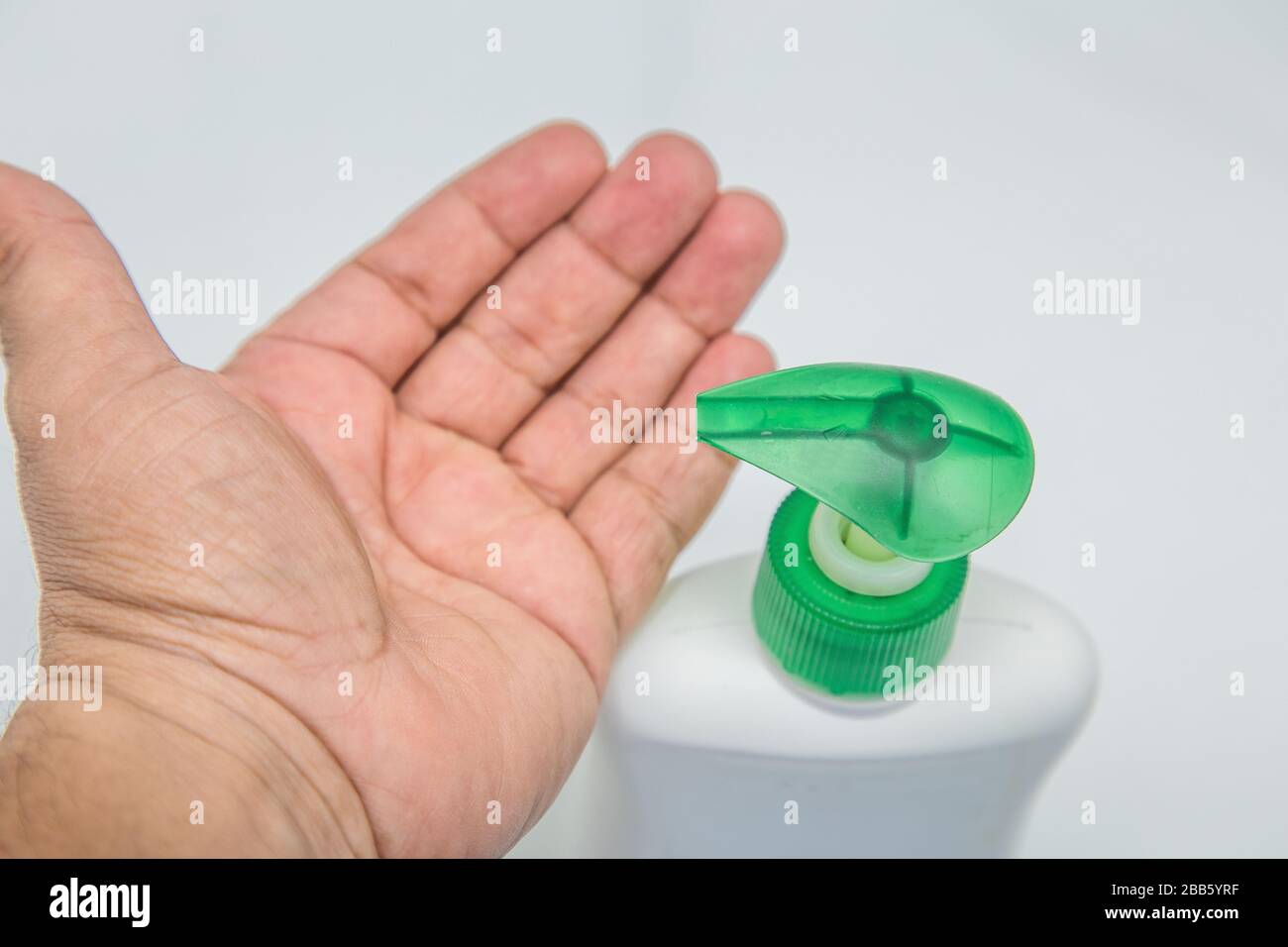 Der Mann, der mit Handdesinfektions-Alkoholgel reibt, um die Hygiene der Hände zu Hause oder im öffentlichen Raum zu gewährleisten, die Klinik für vorbeugende Corona-Virusverbreitung preven Stockfoto