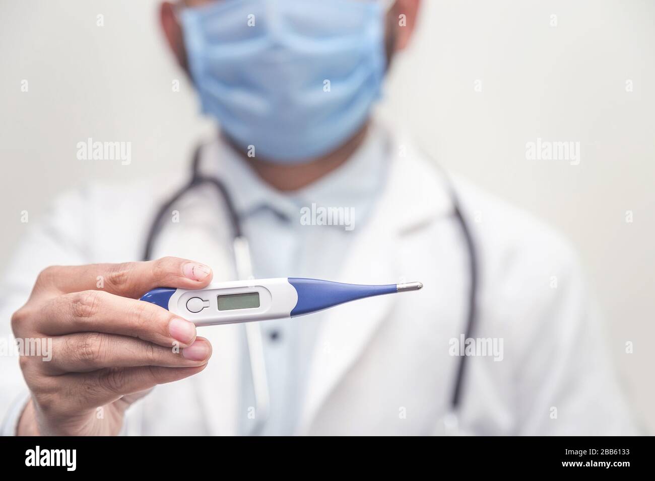 Das mit Stethoskop dossende medizinische Digitalthermometer misst die Körpertemperatur, den Schutz vor Viren, Grippe und Atemwegserkrankungen. Coron Stockfoto