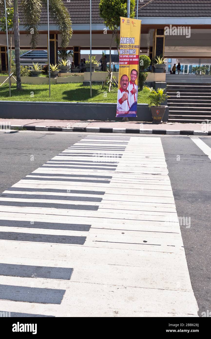 dh Stadt der Musik AMBON MALUKU INDONESIEN Zebra Fußgänger überqueren Klavier Tasten Tastatur Straße Pelikan Stockfoto