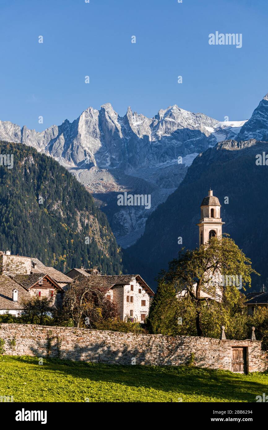 Das Dorf Soglio, bei Sonnenuntergang, in den Schweizer alpen, am Ende eines Herbsttags. Stockfoto