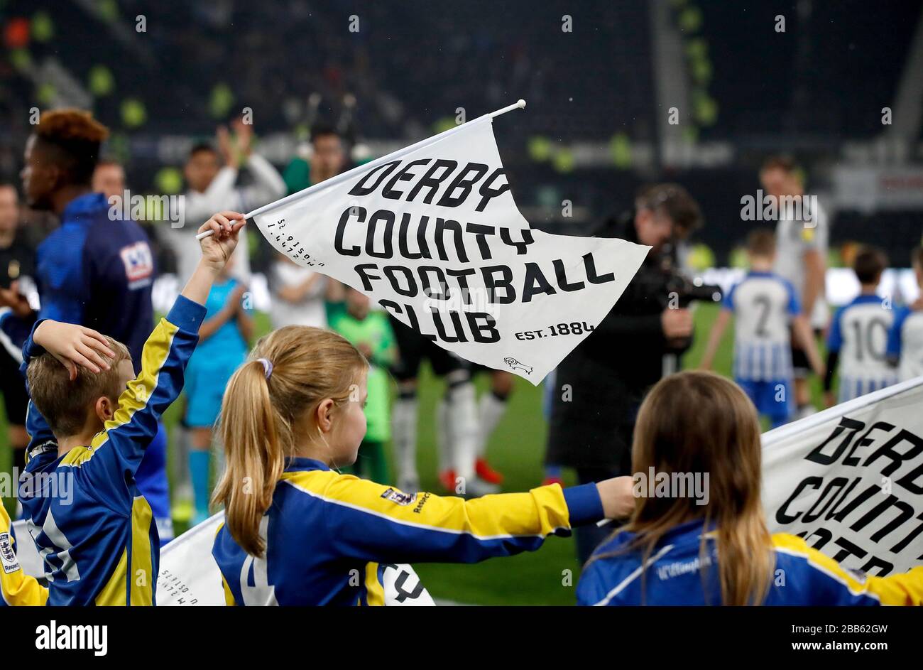 Maskottchen halten die Fahnen des Derby County Football Club fest, während die Spieler vor dem Spiel auf das Spielfeld gehen Stockfoto