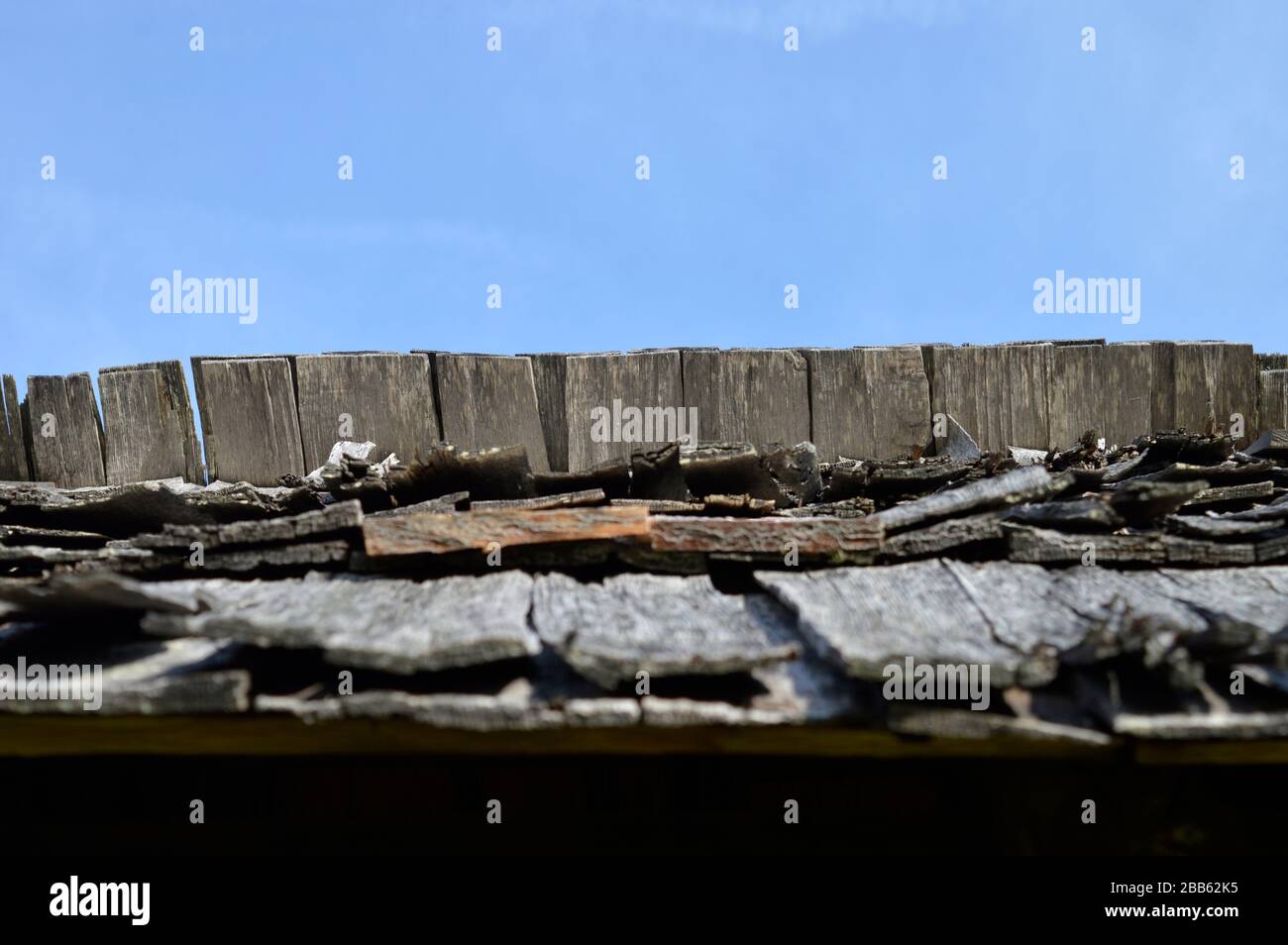 Horizontaler Schuss von Haufen alter Schindeln. Konzentrieren Sie sich auf den Hintergrund. Stockfoto