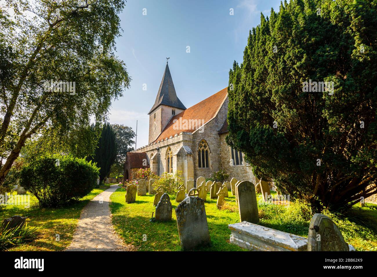 Holy Trinity Church, ein denkmalgeschütztes historisches Gebäude in Bosham, einem kleinen Dorf im Chichester Harbour, West Sussex, an der Südküste Englands Stockfoto