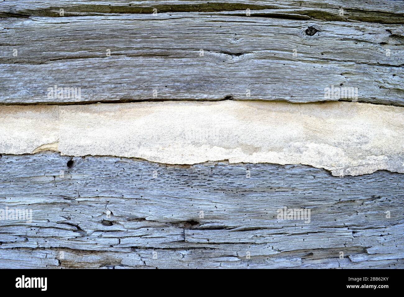 Horizontaler Nahschuss aus altem Holzsiding mit Klopfen. Stockfoto