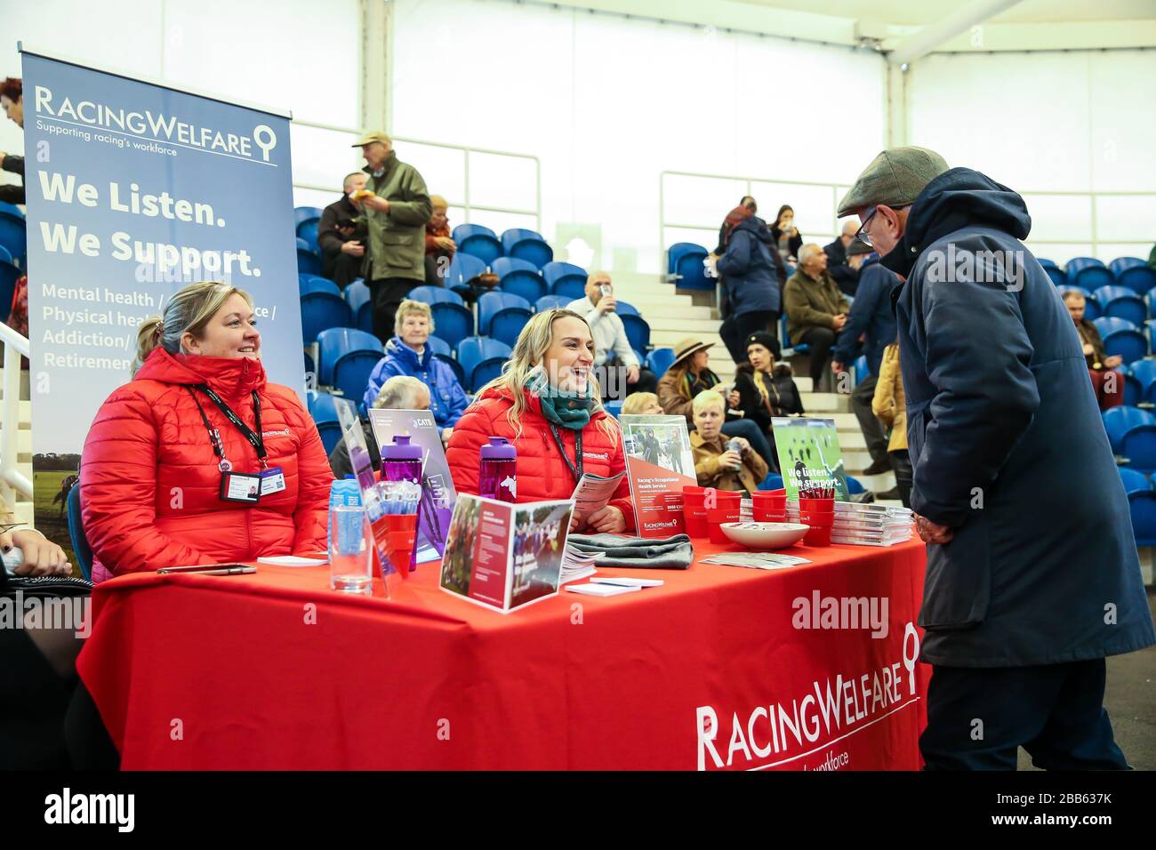 Wohltätige Organisation für Rennsport am zweiten Tag des Showcase Meetings auf der Rennbahn Cheltenham Stockfoto