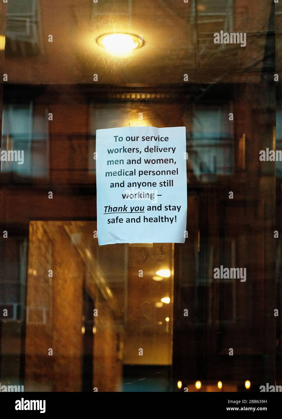 Ein Dankeschön an die Mitarbeiter, die während des Covid-19-Ausbruchs in New York City in einem NYC-Wohnungsfenster hängen. Stockfoto