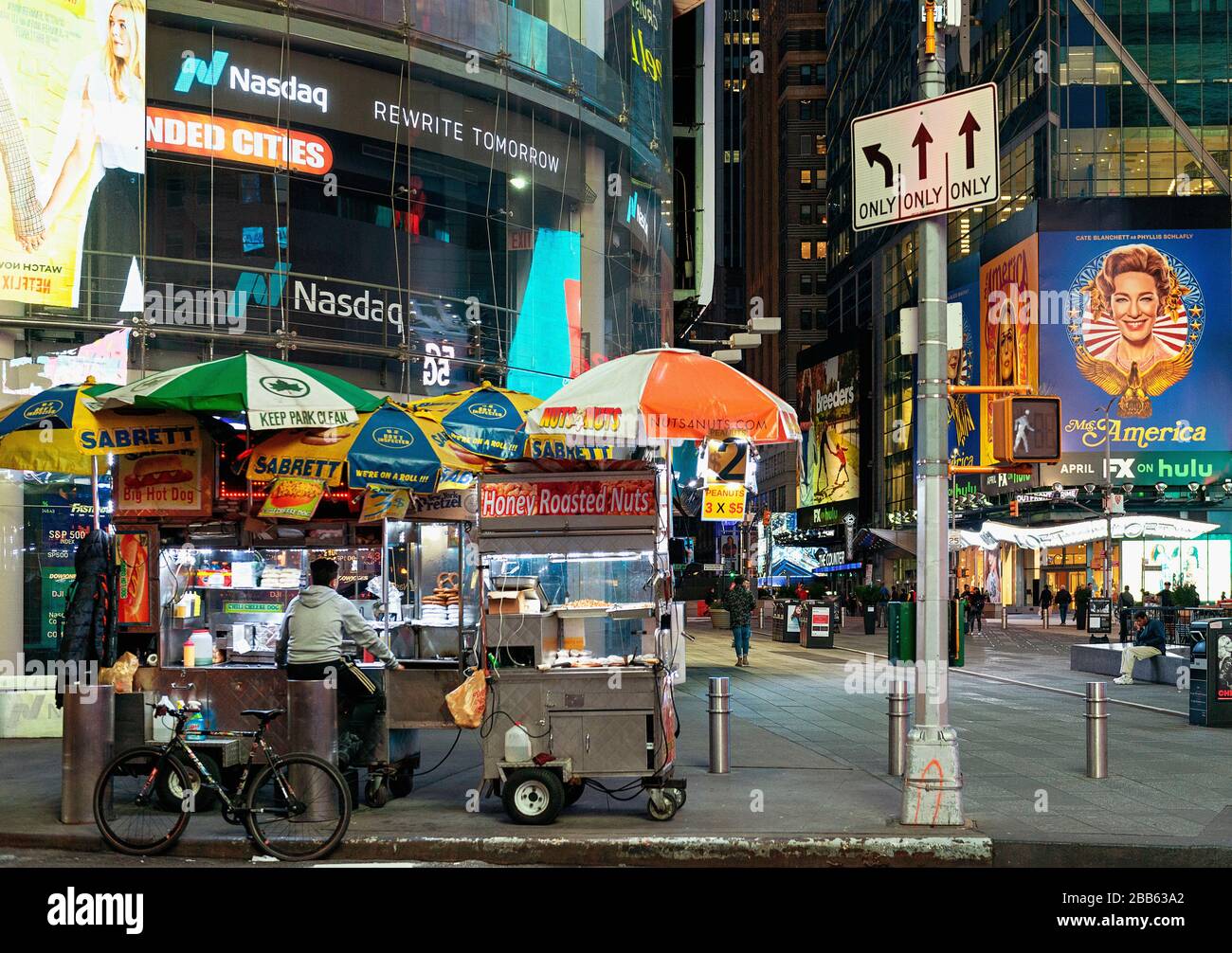 Ein Straßenhändler auf einem menschenleeren Times Square während der Hauptverkehrszeit und die Covid-19-Pandemie in New York City, New York. Stockfoto