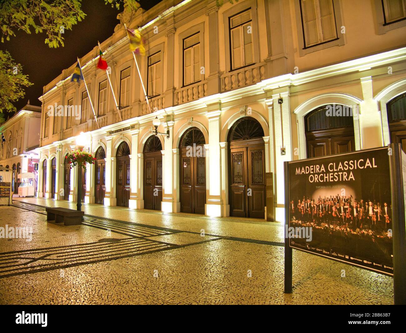 Ein Nachtblick auf das Baltazar-Dias-Theater an der Avenida Arriaga im Zentrum von Funchal, Madeira - das Theater fördert kulturelle Veranstaltungen auf der Insel Stockfoto