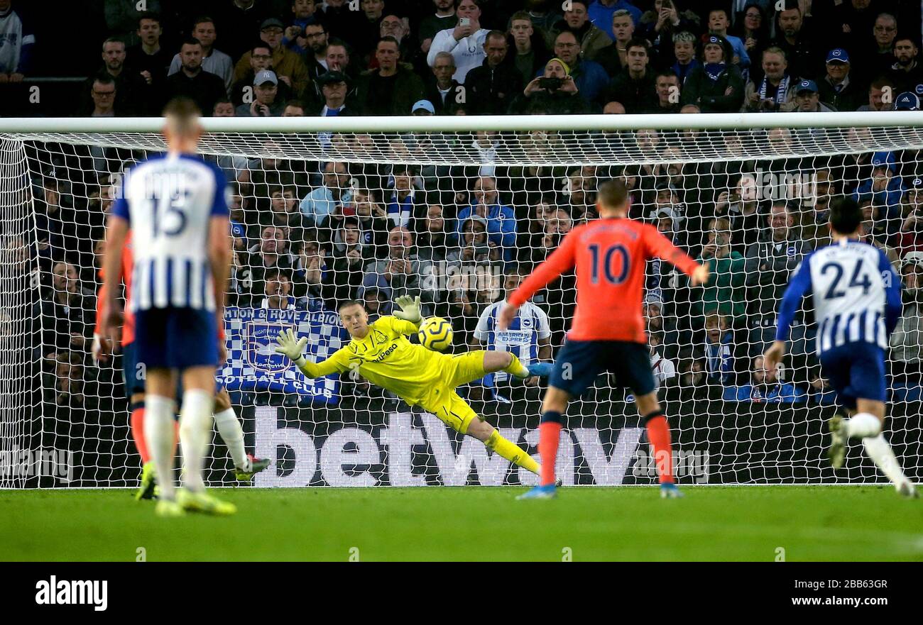 Everton-Torhüter Jordan Pickford gelingt es nicht, als Brighton zu retten, und Hove Albions Neal Maupay (nicht sichtbar) erzielt das zweite Tor seiner Seite Stockfoto