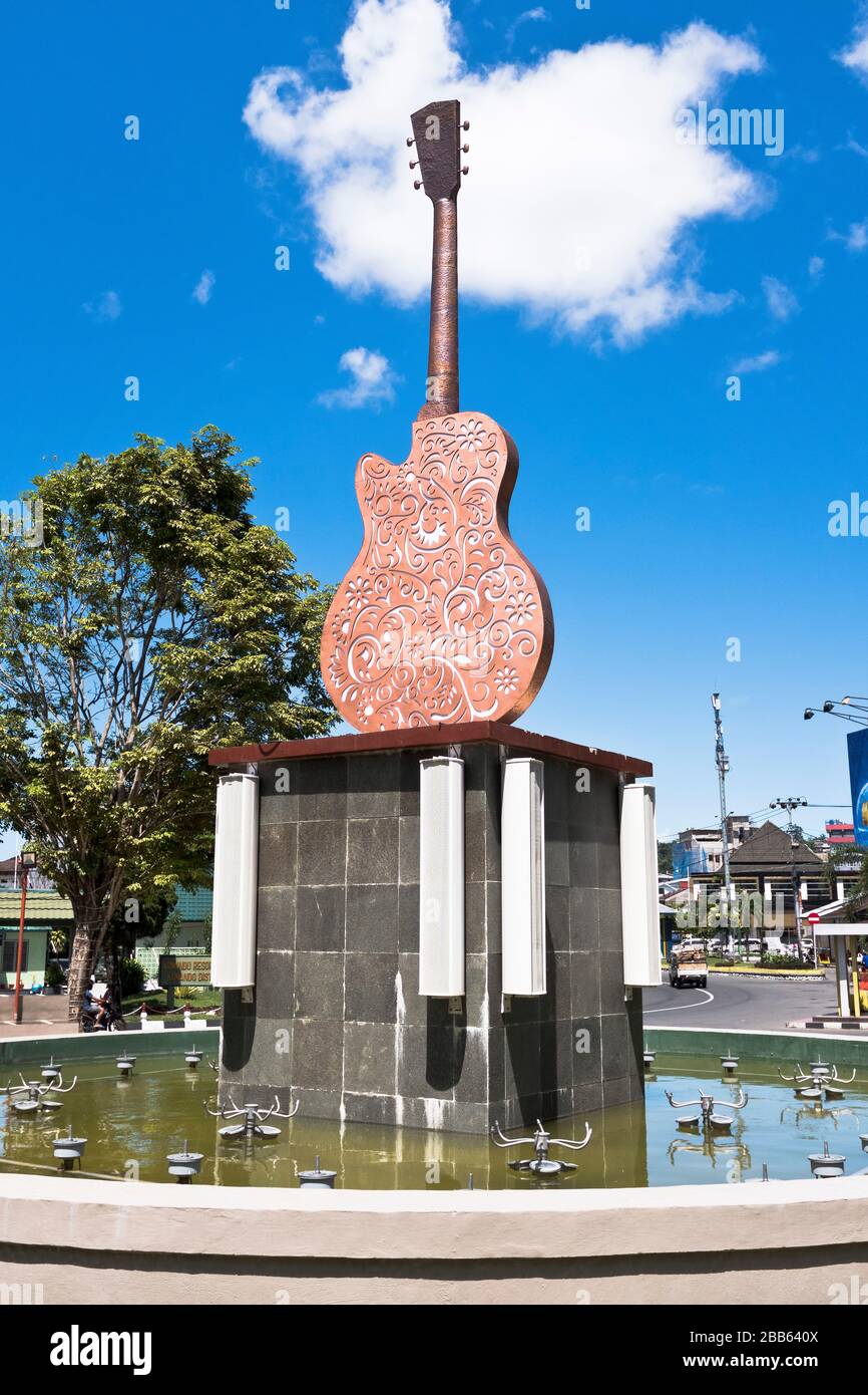 dh Pattimura Park AMBON MALUKU INDONESIEN Stadt der Musik Gitarre Statue Wasserbrunnen Stockfoto