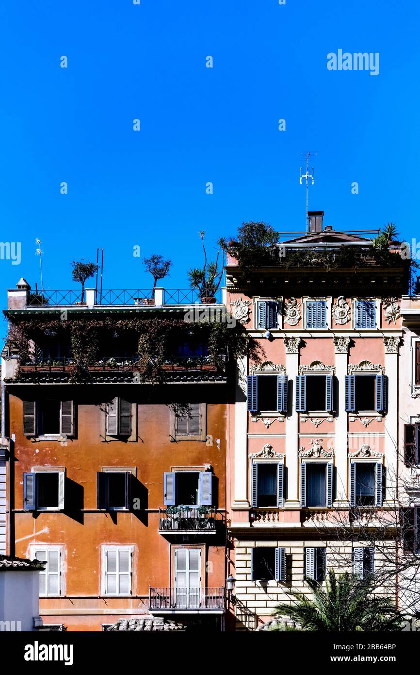 Typische römische Häuser mit Terrasse und Balkon mit Pflanzen. Rom, Italien Stockfoto