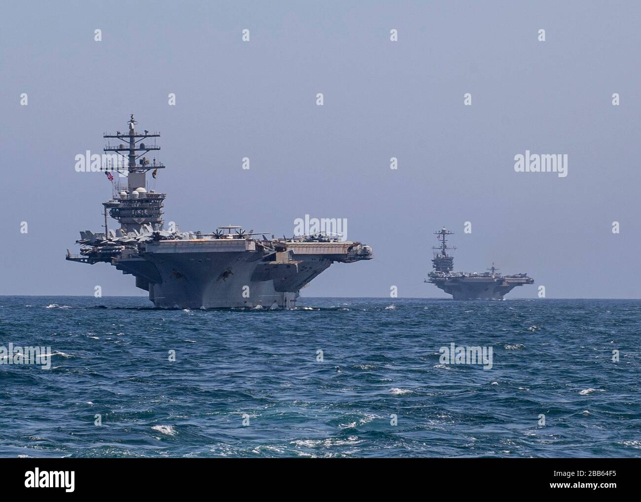 Die Flugzeugträger der Nimitz-Klasse der US-Marine, USS Dwight D. Eisenhower, verließen und die USS Harry S. Truman während der laufenden Operationen am 21. März 2020 im Arabischen Meer. Stockfoto