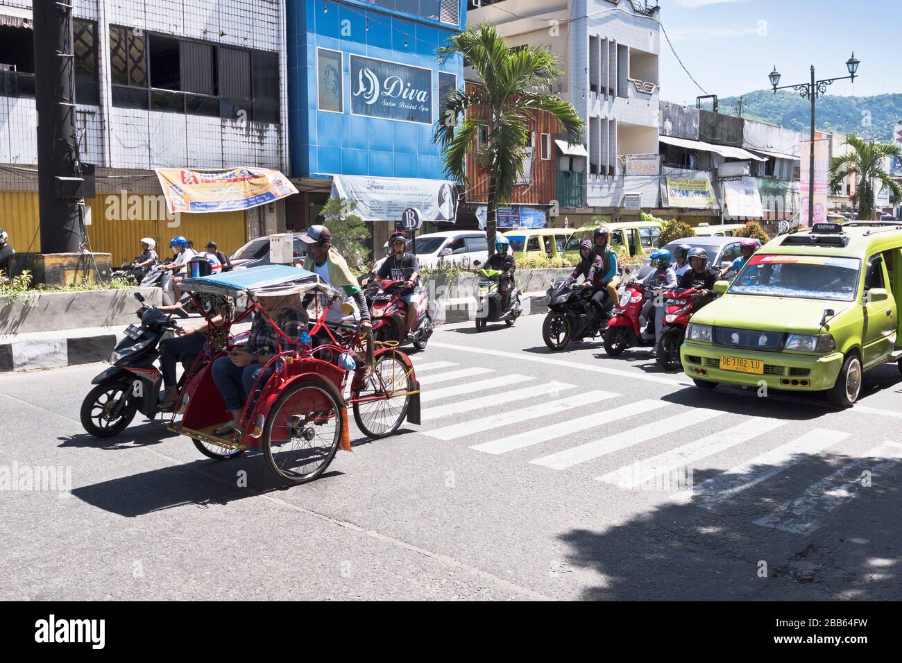 dh Becak Dreirad im Verkehr AMBON MALUKU INDONESIEN Motorräder Taxi Stadt Straße Rikscha Straßentransport indonesische Pedicab Stockfoto