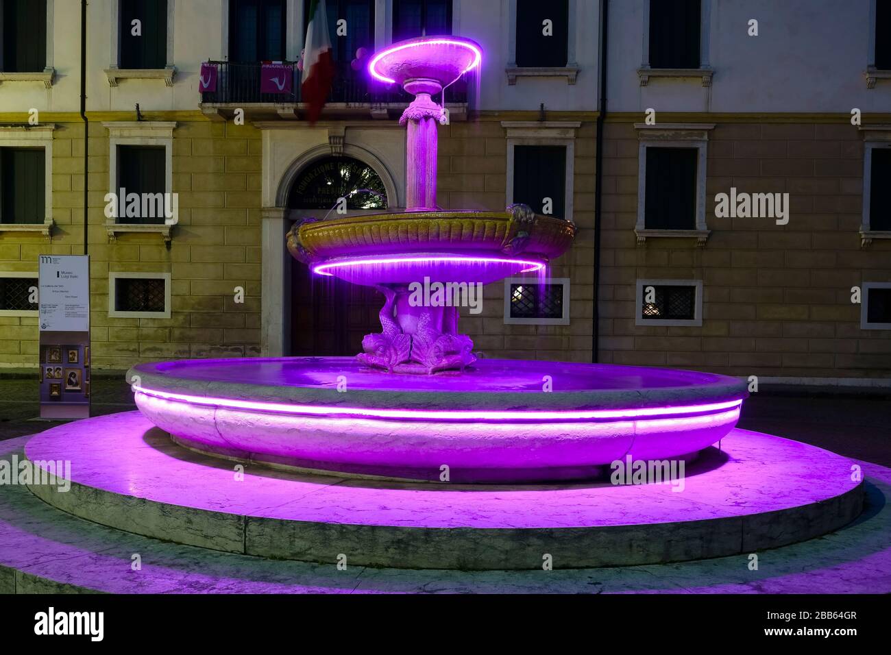 Littorio-Brunnen (Fontana del Littorio) Sankt Leonard-Platz beleuchtet in der Nacht. Treviso, Venetien, Italien, Europa, EU Stockfoto