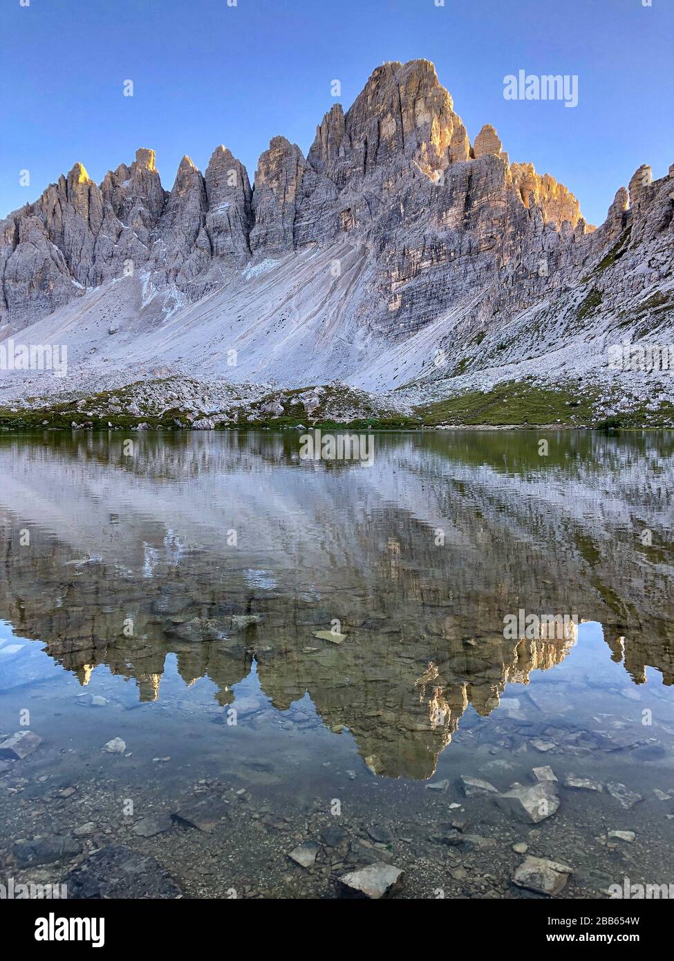 Monte Paterno Reflexion im Lago dei Piani, Naturpark Tre Cime, in den Dolmen, Italien Stockfoto