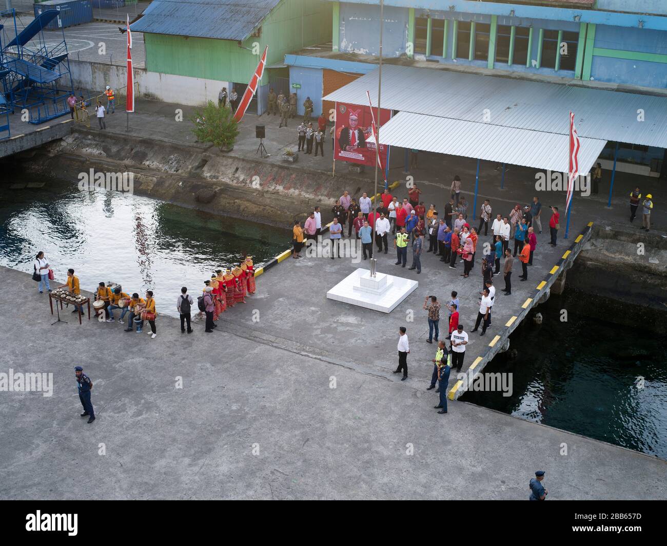 dh Indonesian Port Asia AMBON MALUKU INDONESIA Willkommens-Commitee außerhalb des Gebäudes Willkommen Commitee Gruß Besucher Stockfoto