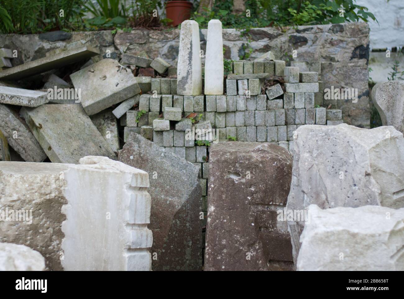 Unvollendete Arbeiten außerhalb des Studios im Barbara Hepworth Museum & Sculpture Garden, Barnoon Hill, Saint Ives TR26 1AD Stockfoto