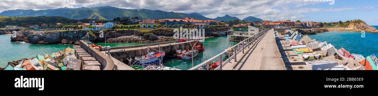 Los Cubos de la Memoria, Die Memory-Cubes von Agustín Ibarrola im Hafen von Llanes, Asturien, Spanien Stockfoto