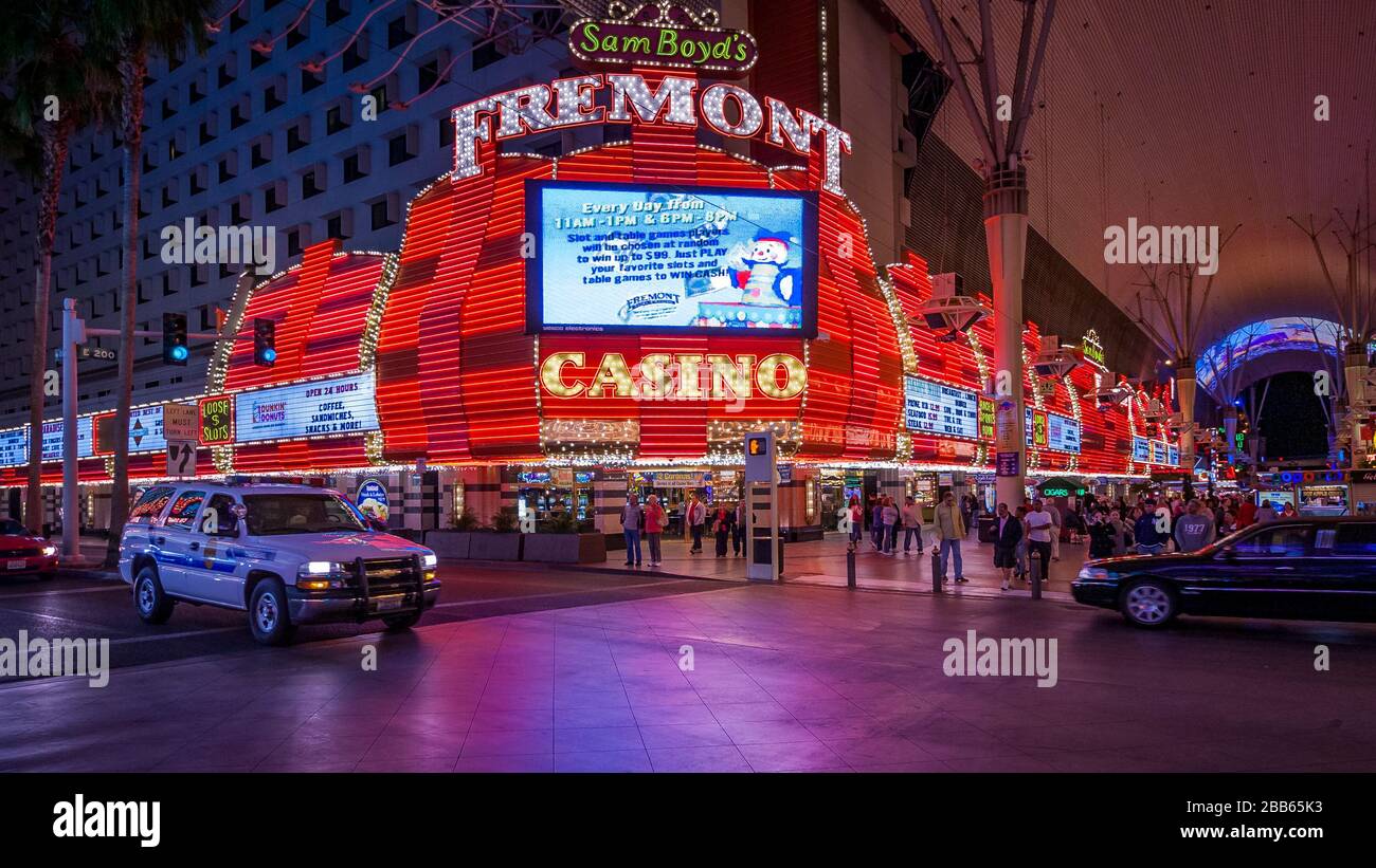 Las Vegas, Nevada, USA, Oktober 2010 - das Casino Fremont ist eines der wunderschön beleuchteten Casinos, die nachts Teil der Landschaft von Las Vegas sind Stockfoto