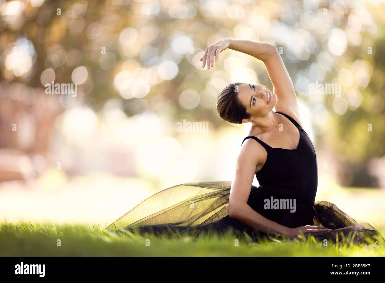 Mitte der erwachsenen Frau in einem Ballett Kostüm ausdehnen. Stockfoto