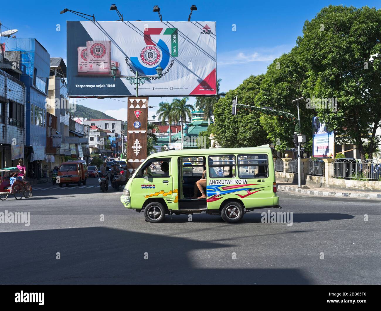 dh Indonesisch van Transport AMBON MALUKU INDONESIEN Minibus Stadt Cross Roads Verkehr Asian Bus Stockfoto