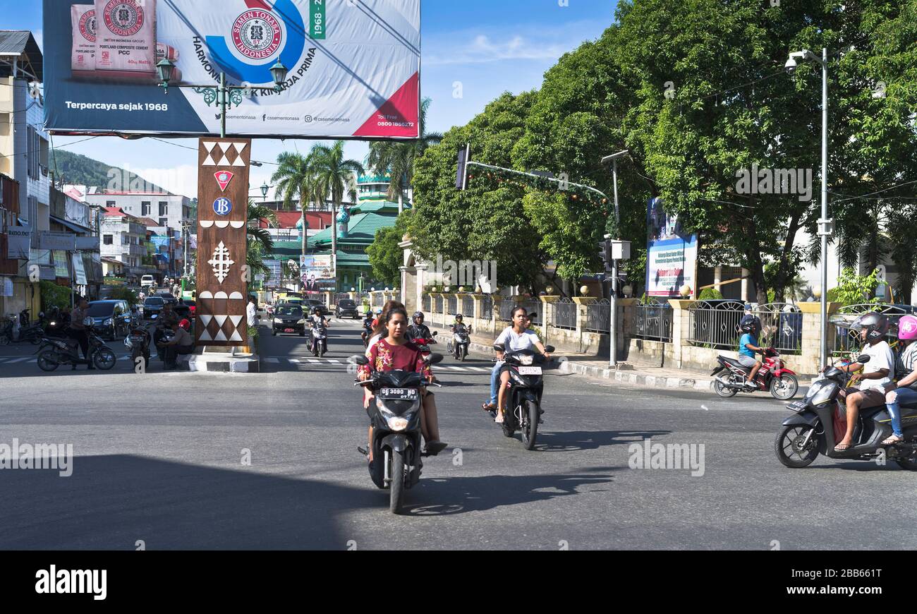 dh Indonesische Kreuzung Asien AMBON MALUKU INDONESIEN Motorrad City Cross Straßen Verkehr Straße Menschen Reiten Fahrrad Transport asiatische Motorrad Roller Stockfoto