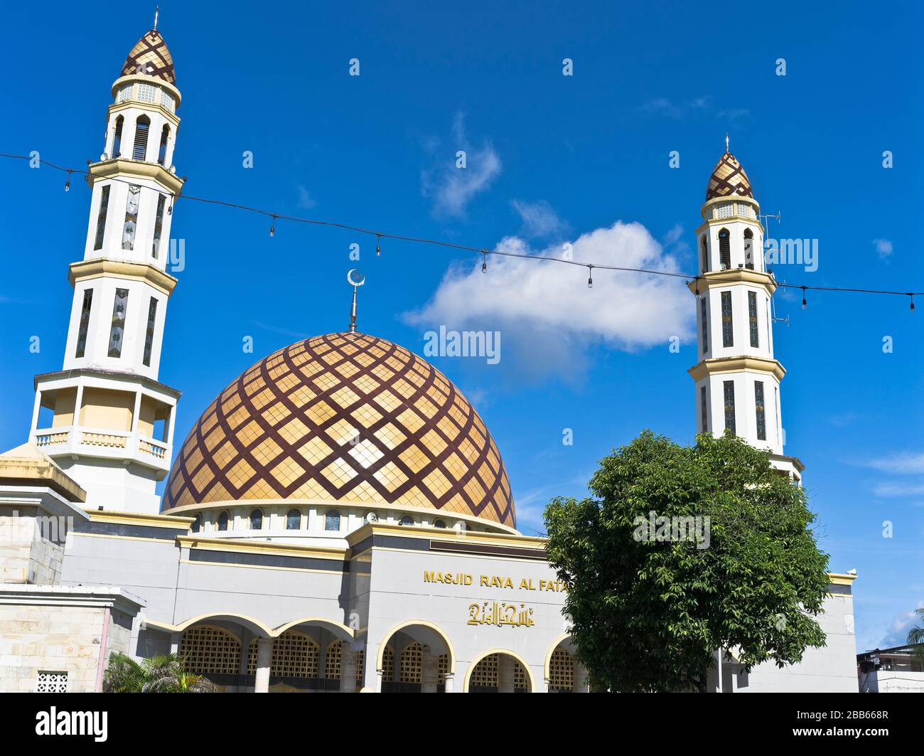 dh Masjid Raya al Fatah Asia AMBON MALUKU INDONESIA Grand Moschee große Kuppel Minarett Turm indonesische Architektur Kuppeldach Türme Muslimisches Gebet Stockfoto
